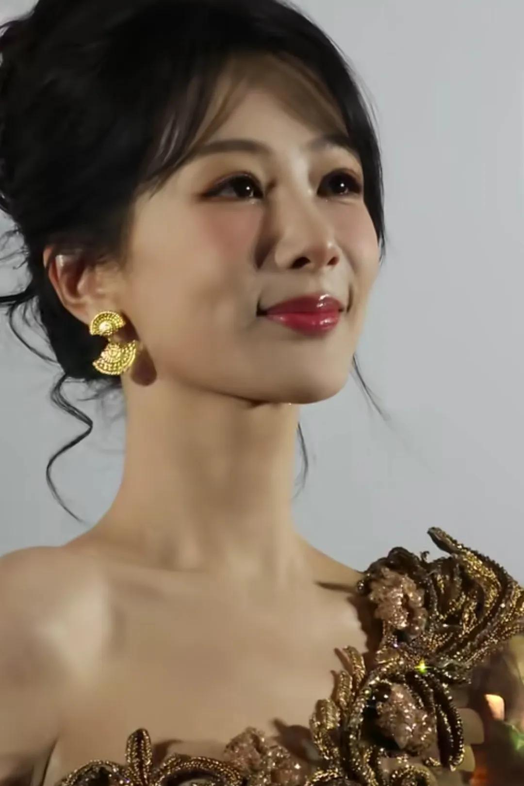 杨紫北京亮相国色芳华宣传,女神蜕变惊艳全