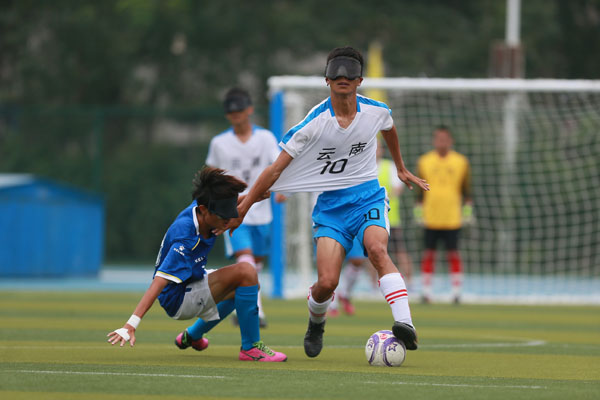 天津残运会盲人足球比赛吸引观众,全国前8