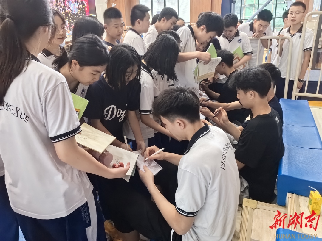 湖南省地质中学男篮20年磨一剑,勇夺20